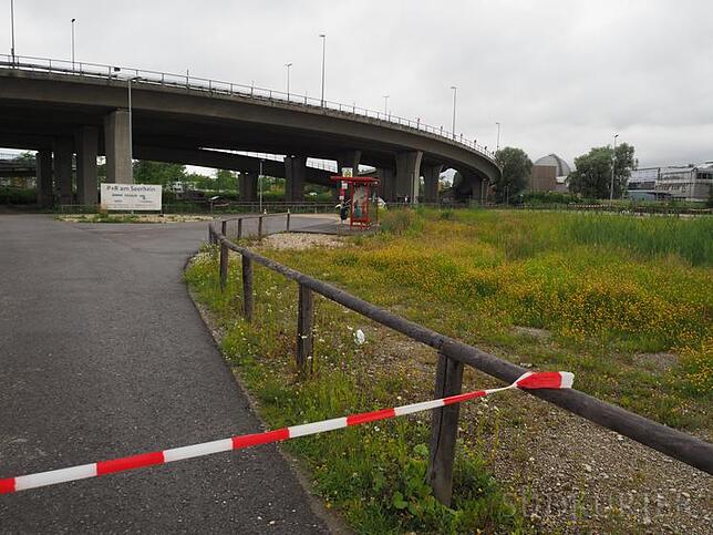 Nach dem tödlichen Unfall auf der Schänzlebrücke in Konstanz: Der Park-and-Ride-Platz unterhalb der Neuen Rheinbrücke war vorübergehend ...