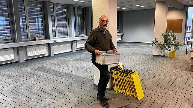 Das DHV-Lernbüro in der Mumpferfährstraße ist Geschichte. Der Leiter Hans Hebeisen packt die letzten Kisten zusammen.