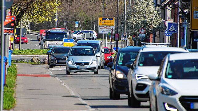 Autos rollen durch die Schützenstraße. In Radolfzell kam es 2022 weniger häufig zu Unfällen als noch 2021.