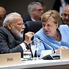 Zwiegespräch: Der indische Premierminister Narendra Modi, Premierminister und Bundeskanzlerin Angela Merkel bei der ersten ...