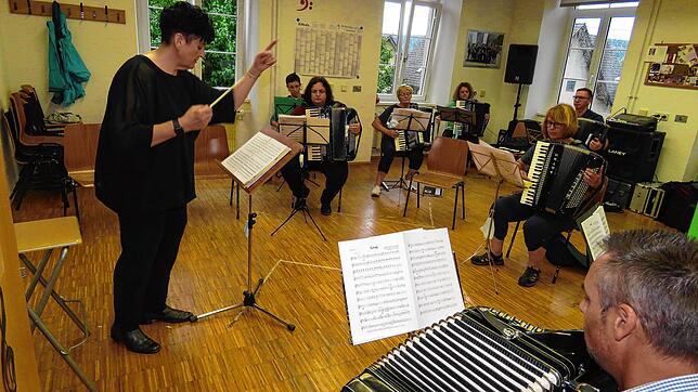 Aufgepasst, jetzt geht´s los, kündigt die Orchester-Leiterin Uta Borho hier an. Die Akkordeonisten sind mit Feuereifer dabei und üben ...