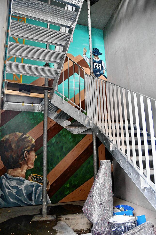 Im Treppenhaus eines Neubaus eines Holzbaubetriebs gestaltete der vorherige Jahrgang des Vorstudiums Gestaltung ein Gesamtkunstwerk über ...