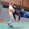 Trockentraining für Gleitschirmpilot Michael Karcher, der in der VfB-Halle Friedrichshafen in den Seilen hängt. Clubkollege Ferdinand ...