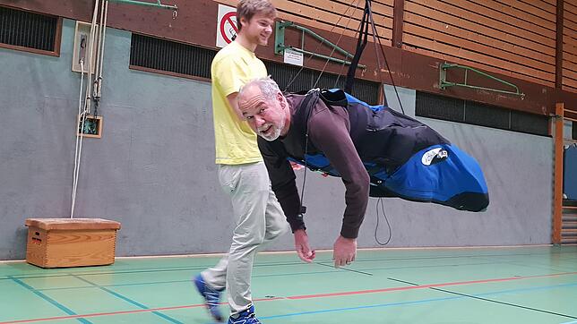 Trockentraining für Gleitschirmpilot Michael Karcher, der in der VfB-Halle Friedrichshafen in den Seilen hängt. Clubkollege Ferdinand ...