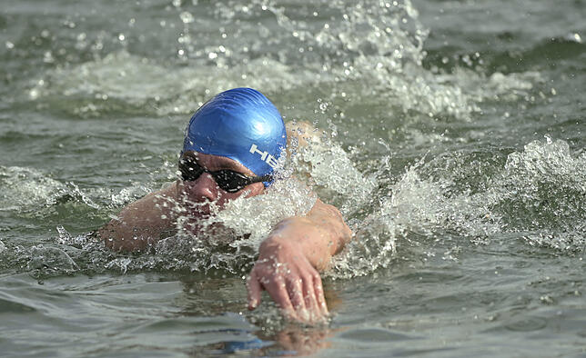 Bild 2: Eis-Schwimmen im Hafenbecken des Radolfzeller Yachtclubs