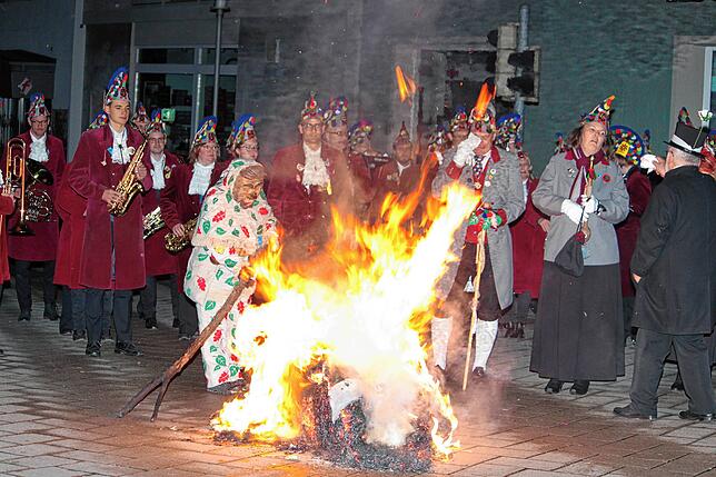Nach dem Dreckkübel findet traditionell das Fasnetsverbrennen statt.