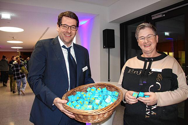 Florian Böhler und Annett von Leffern verteilen am Eingang Pralinen der drei Waldshut-Tiengener Konditoreien an die Besucher.