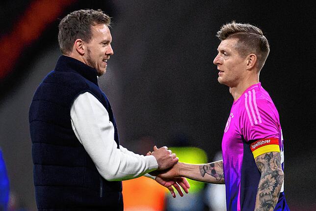 Deutschlands Trainer Julian Nagelsmann mit Toni Kroos