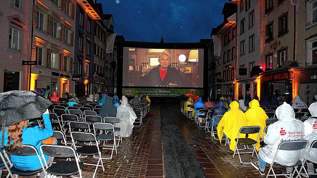 Noch bis enschließlich Samstag Filme unter freiem Himmel in Waldshut: Blick auf die große Leinwand in der Kaiserstraße am Dienstagabend, ...