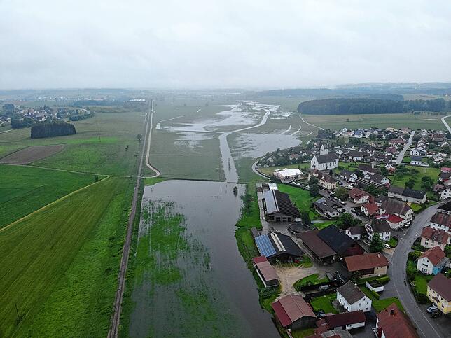 Überschwemmte Wiesen entlang der Bahnstrecke von Sauldorf nach Meßkirch.