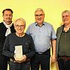 Der Vorstand des Männergesangvereins Ofteringen mit der Conradin-Kreutzer-Tafel, welche verliehen wurde. Von links: Stellvertreter ...