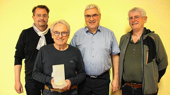 Der Vorstand des Männergesangvereins Ofteringen mit der Conradin-Kreutzer-Tafel, welche verliehen wurde. Von links: Stellvertreter ...