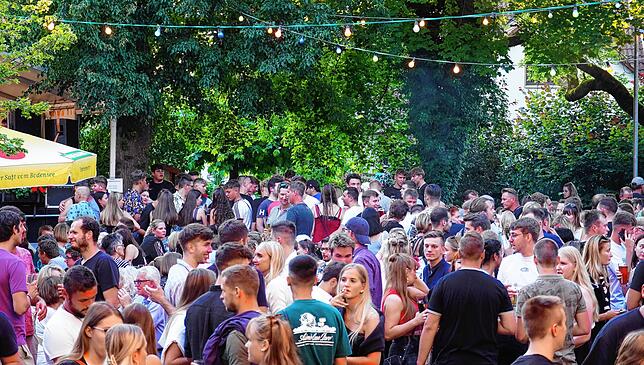 Kaum ein Durchkommen gab es am Samstagabend beim 40. Mostfest des Musikvereins Ahausen. Die vielen Helfer konnten kaum mal durchschnaufen.