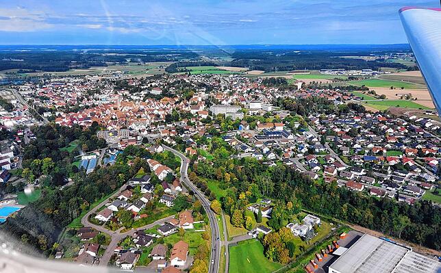 Ein toller Blick über Pfullendorf. Um Fluglärm zu vermeiden, fliegen die Piloten nicht direkt über Pfullendorf und Aftholderberg, ...