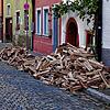 Im Riet gibt es, gerade zu Beginn der kalten Jahreszeit, dann und wann viel Holz vor der Hütte.