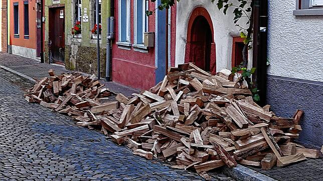Im Riet gibt es, gerade zu Beginn der kalten Jahreszeit, dann und wann viel Holz vor der Hütte.