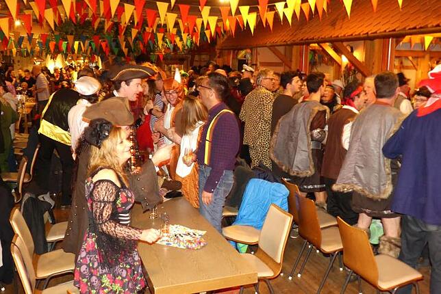 Beim Zunftball im Engel Neuhausen herrscht bei den Besuchern gute Stimmung.