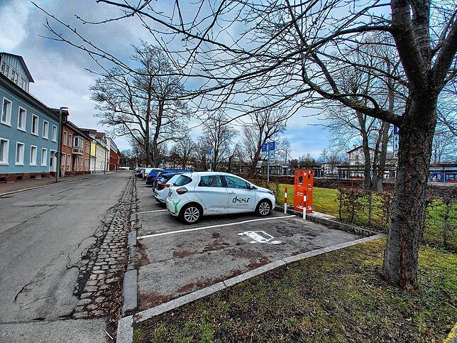 Die Deer-Autos stehen jetzt nicht mehr am Parkplatz am Bahnhof, sondern sind in die Brigachstraße umgezogen.