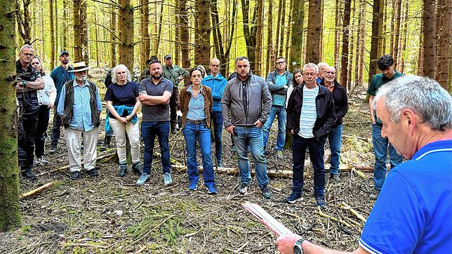 Revierleiter Stefan Riedmüller erläutert den Damen und Herren des Gemeinderats und der Verwaltung die aktuellen Probelme und ...