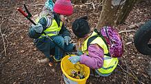 Rund 80 Grundschüler beteiligigen sich zum Auftakt der Waldputzete-Aktionen bei der ersten Veranstaltung in St. Märgen.