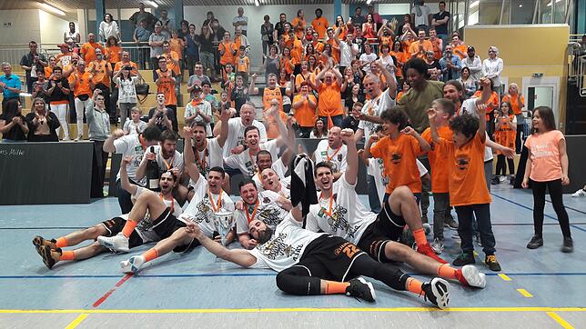 Jubel bei den Panthers: Die Schwenninger Basketballer sichern sich in Fellbach die Regionalliga-Meisterschaft und den Aufstieg in die 2. ...