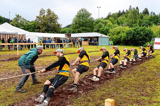 Das Landesligateam der Tauziehfreunde Unterkirnach mit Trainer Jürgen Weißer kämpft gegen den Morast in der Wettkampfarena.
