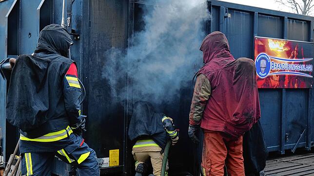 Mithilfe einer mobilen Brandübungsanlage haben sich rund 60 Retter der Feuerwehr fit für den Ernstfall gemacht.
