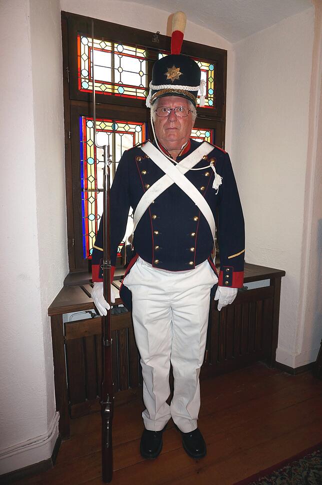 Stolzer Uniformträger: Winfried Fiege ist fast 20 Jahre Mitglied der Bürgerwehr Tiengen, er trägt eine napoleonische Uniform, die anhand ...