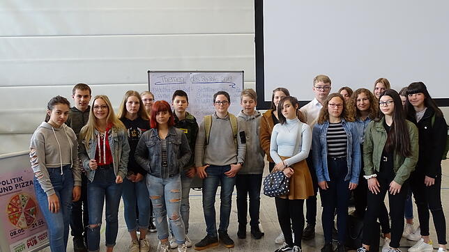 Einige Schüler des Achterrats, die bei einem Treffen mit OB, Bürgermeister, Verwaltungsmitarbeitern und Gemeinderäten ihre Ideen und ...