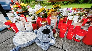 In Niedernhall erinnern Blumen und Kerzen auf dem Supermarkt-Parkplatz an den getöteten Jungen.