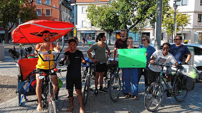 Nach 800 Kilometern glücklich zurück am Landungsplatz: (von links) Ahmed, Amir, dahinter Betreuer Leo, Leo, Carlos Göschel sowie ...