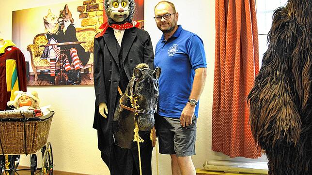 Das Rössle aus Pappmaché hat die Katzenmusik schon hergerichtet. Aber, wie der zweite Vorsitzende Rainer Wagner sie zeigt, ist die Figur ...
