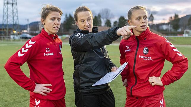 So wird&lsquo;s gemacht: Melanie Behringer (Mitte) wird Standardtrainerin beim SC Freiburg. Hier weist sie Jana Vojtekova (links) und ...