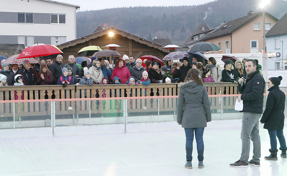Donaueschingen: Eisbahn startet mit einer kleinen Show | SÜDKURIER Online