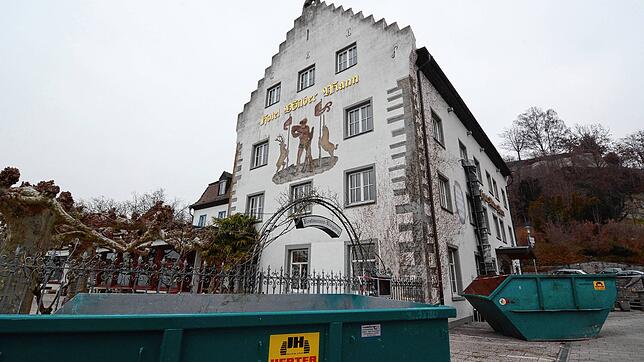 Die Container stehen schon da: Im und um den &bdquo;Wilden Mann&ldquo; herum wird bereits kräftig aufgeräumt. Die neuen Besitzer wollen ...
