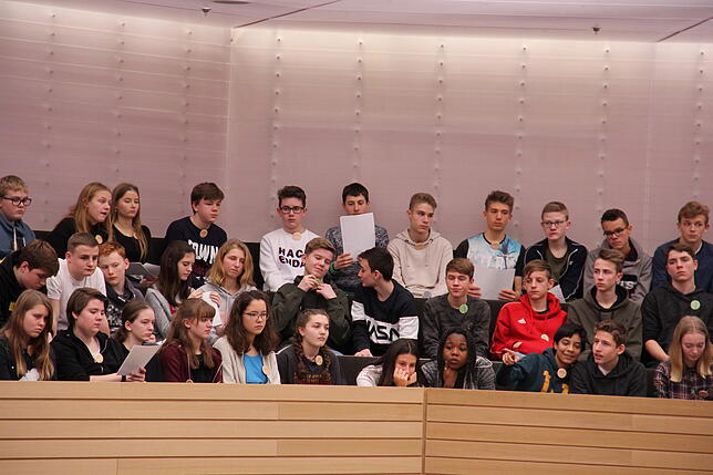 Lehrstunde in Sachen angewandte Demokratie: Regelmäßig besuchen Schulklassen den Landtag in Stuttgart. Bilder: Uli Fricker