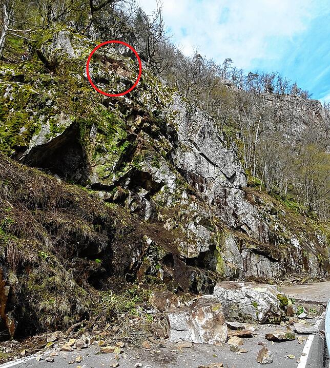 Da oben (Kreis) löste sich das Gestein.