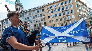 Schottische Fans feiern ihre Tartan Army, wie die Nationalelf genannt wird.