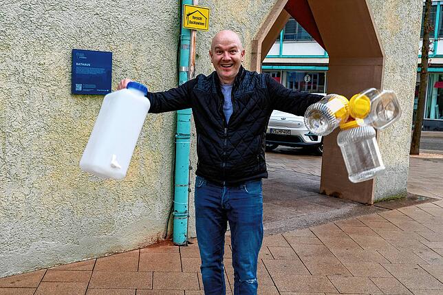 Die notwendige Ausrüstung für Schwenninger: Wasserkanister. Denn bei vielen ist auch am Samstag noch kein Trinkwasser verfügbar und sie ...