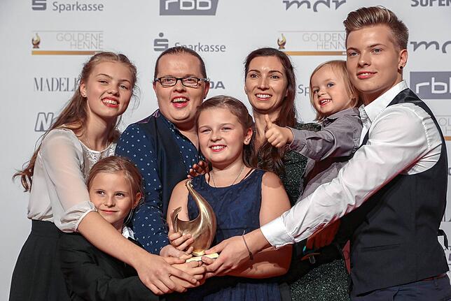 Die andere Kelly Family: Helen (von links), Joseph, Vater Angelo, Emma, Mutter Kira, William und Gabriel Kelly im Jahr 2018.