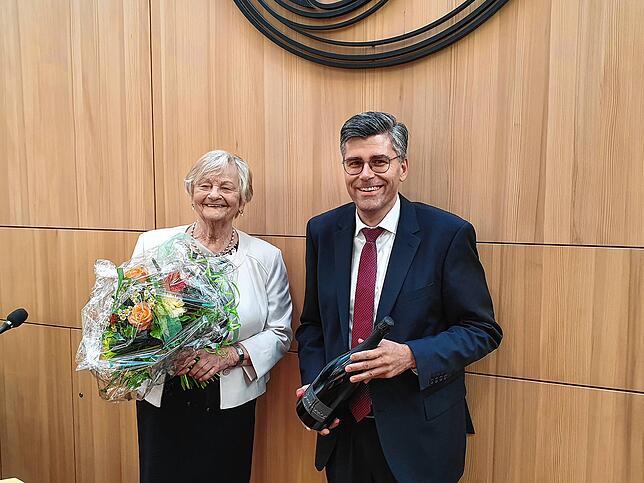 Die vergangenen fünf Jahre war Rita Mosel stellvertretende Kreistagsvorsitzende. In dieser Funktion durfte sie auch Landrat Martin ...