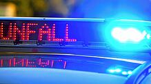 Auf einem Polizeifahrzeug warnt eine Leuchtschrift vor einer Unfallstelle.