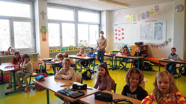 Sie können wieder durchatmen: Bei der Klasse 1a an der Grundschule Engen mit Lehrerin Sarah Dihrik kommt das Ende der Maskenpflicht gut an.