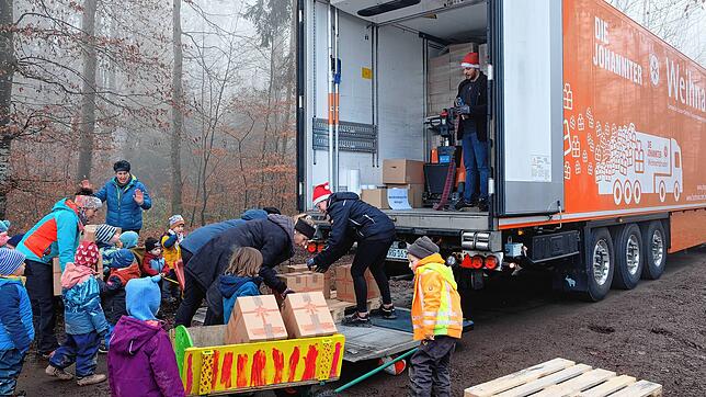 Die Kinder des Waldkindergartens in Ailingen beladen den Weihnachtstrucker der Johanniter. Ihre Pakete werden noch am selben Tag zu ...