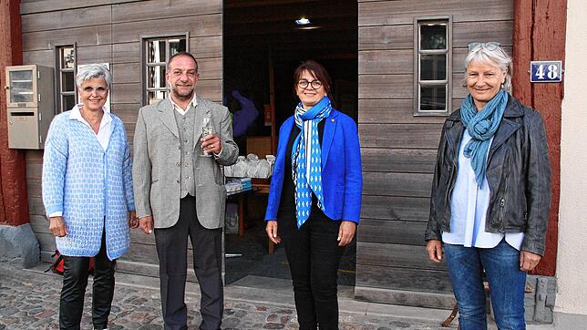 Judith Schenk, Raja Dibeh, Rita Müller und Monika Hüsser-Bäumlin (von links) stellen in der Kultschüür aus.