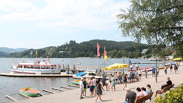 Das Titisee-Ufer verwandelt sich im Sommer zur meistbesuchten Flaniermeile des Schwarzwalds.
