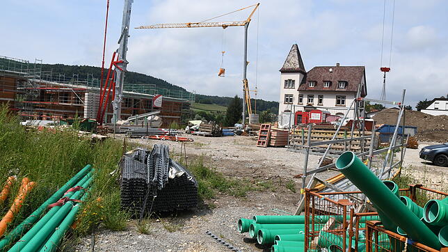 Auf diesem Grundstück soll das Ärztehaus neben dem Stockacher Krankenhaus entstehen. Derzeit wachsen dort nur die Mehrfamilienhäuser an ...
