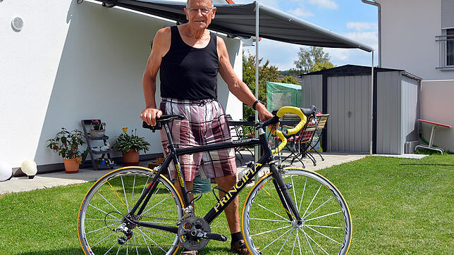 Der in Blumberg lebende Fahrradmechaniker Rene Müller und seine Rennrad Marke Eigenbau pflegen eine innige Beziehung.