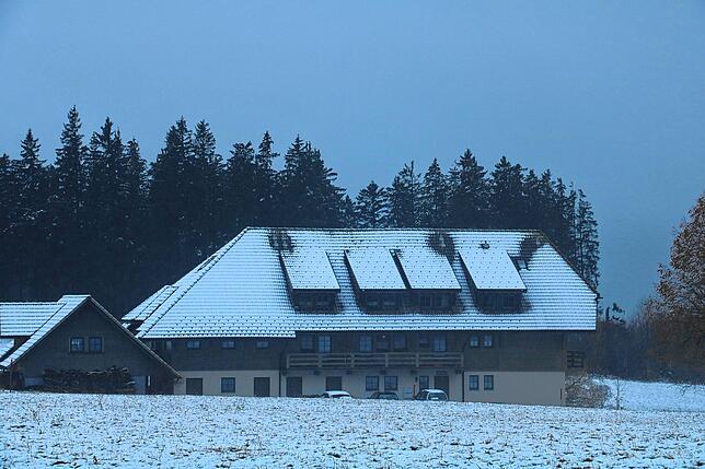 Schwarzwaldhof im Schnee: Doch der Winter hatte nur ein kurzes Gastspiel.