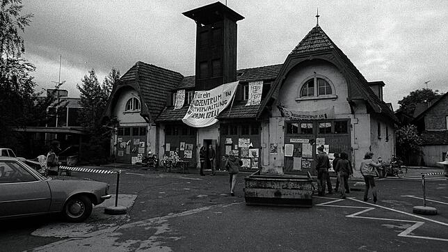 Als Feuerwehrgerätehaus hatte das Gebäude auf dem Untertorplatz ausgedient: Im Juli 1980 besetzten die Radolfzeller Jugendlichen das ...